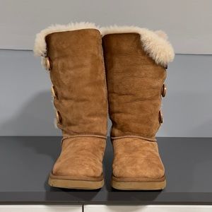 Size 7 women’s Toggle ugg boots